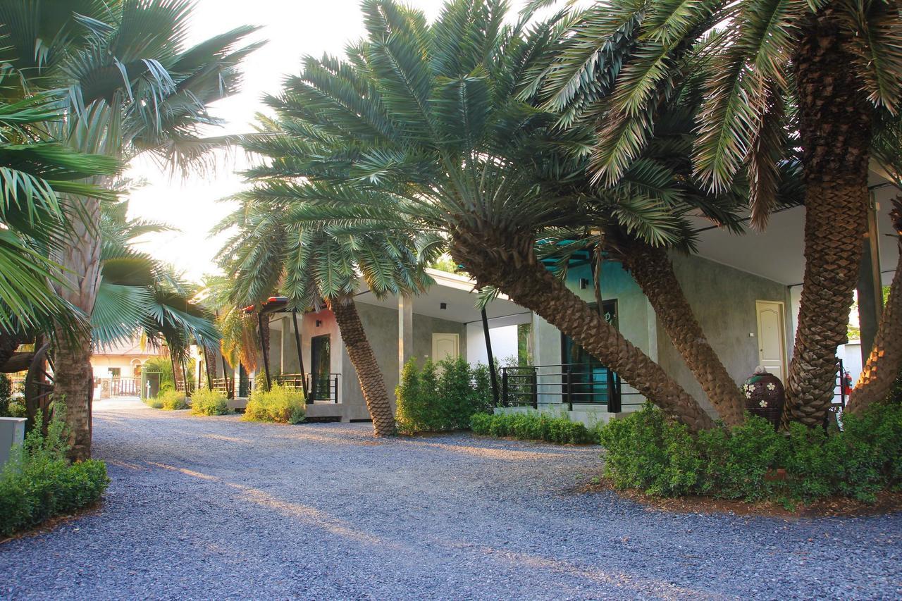 Lopburi Palm Resort Luaran gambar