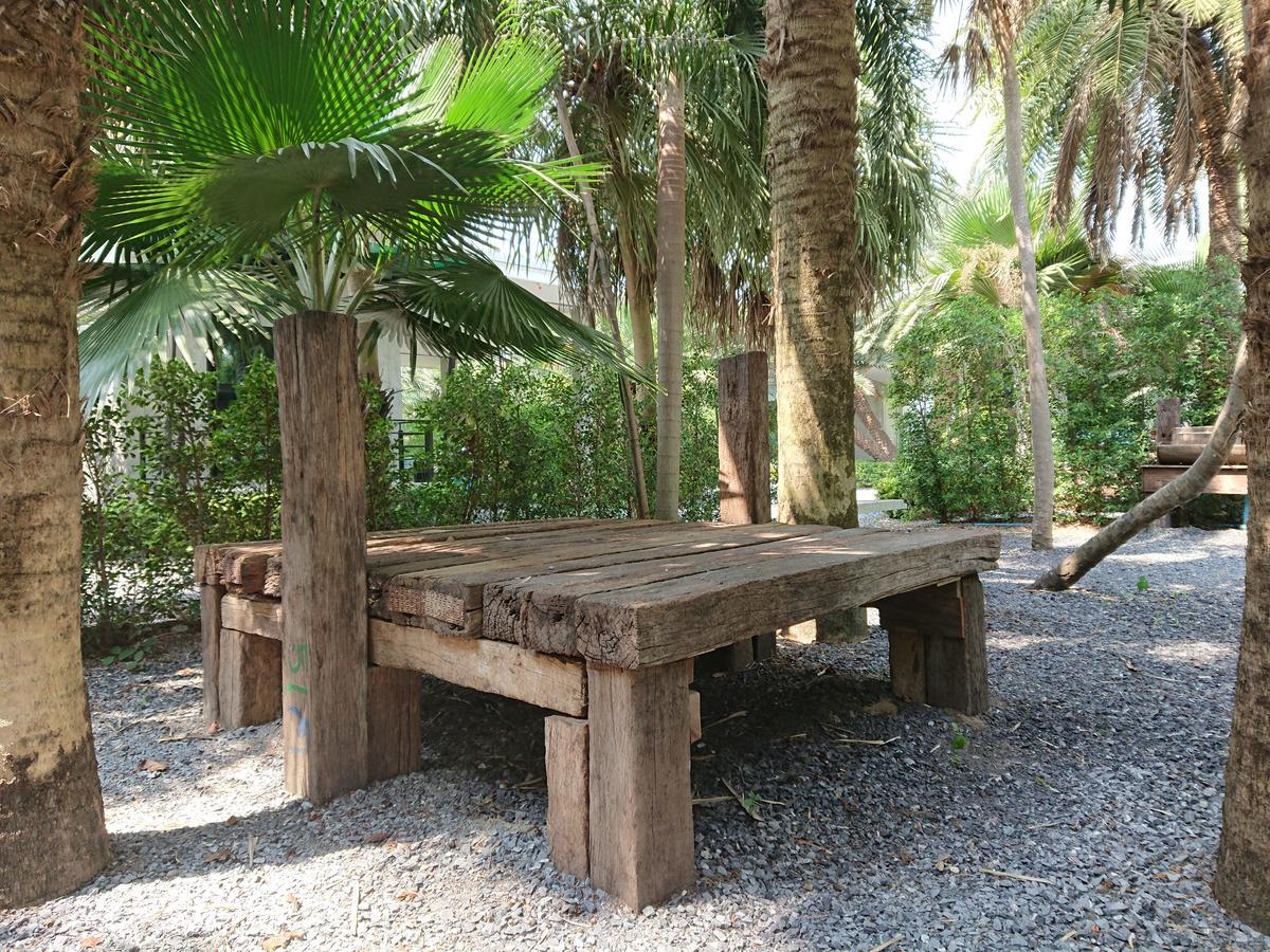 Lopburi Palm Resort Luaran gambar